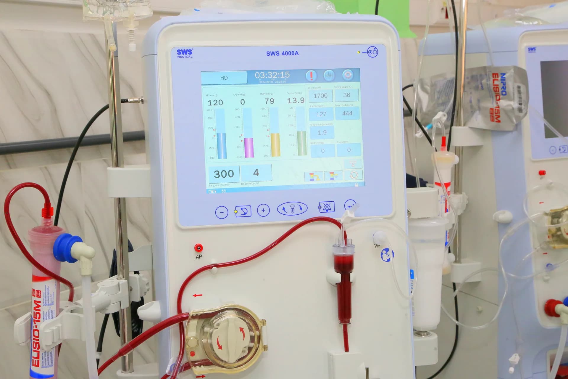 Générateur de dialyse SWS-4000A en fonctionnement à la Clinique ESSAADA, écran affichant les paramètres de séance