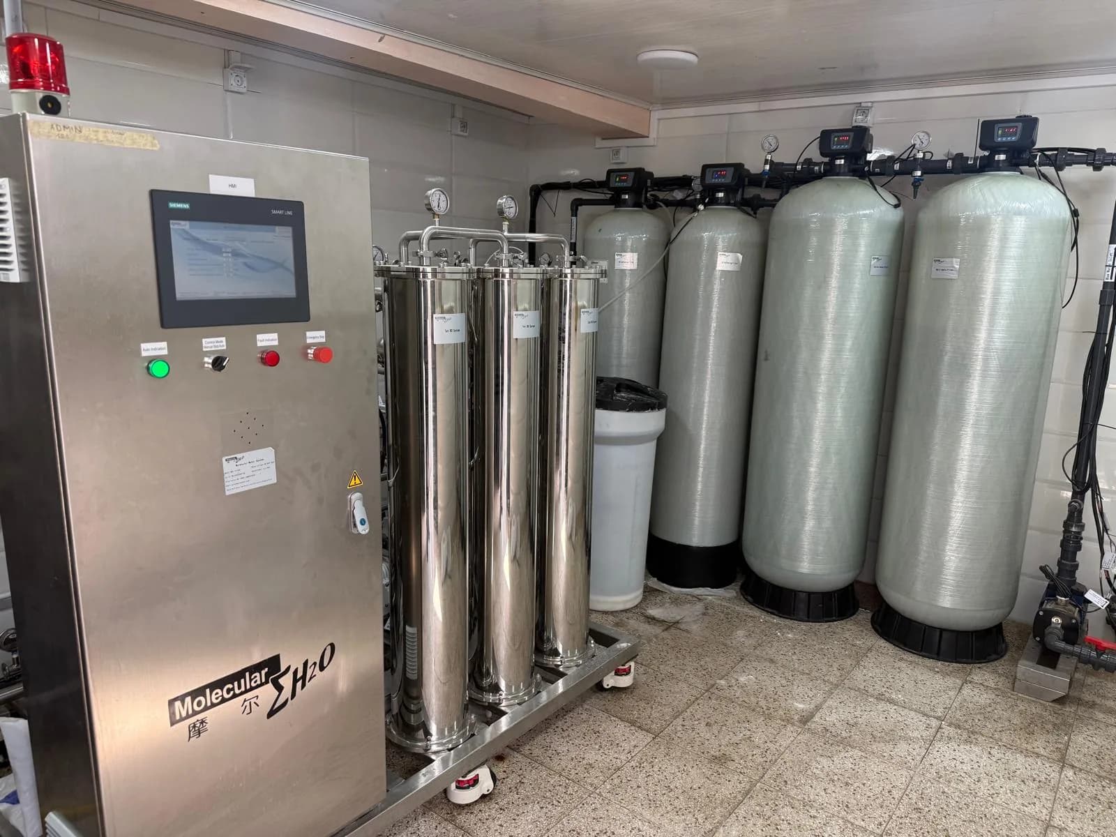 Système d'osmose double passage Molecular Σ-H₂O à la Clinique ESSAADA — réservoirs inox, filtres et contrôle Siemens pour l'eau ultrapure de dialyse