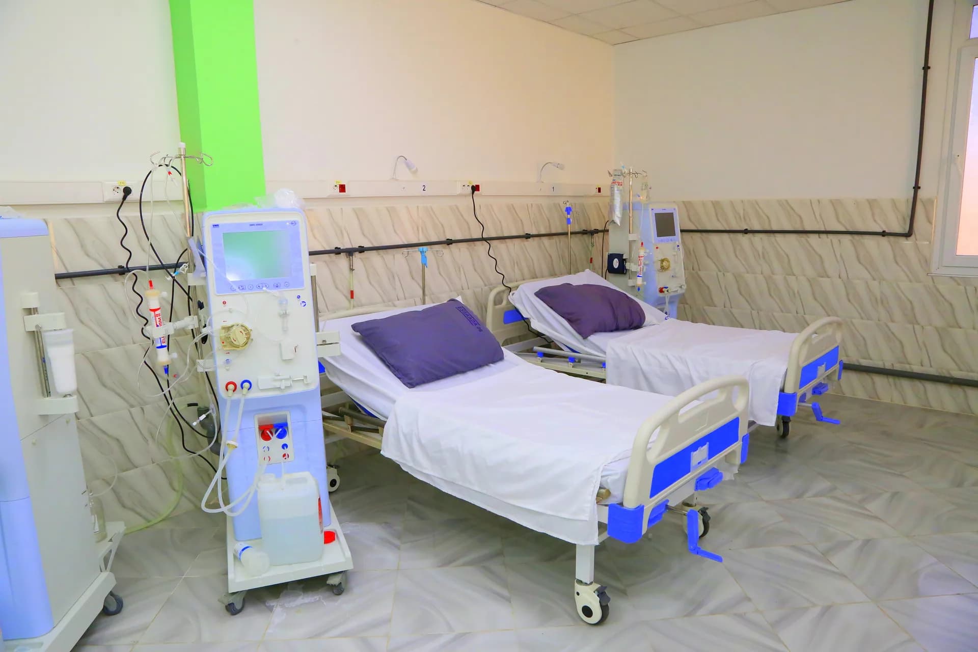 Postes de dialyse propres prêts pour les patients — lits préparés et générateurs en attente