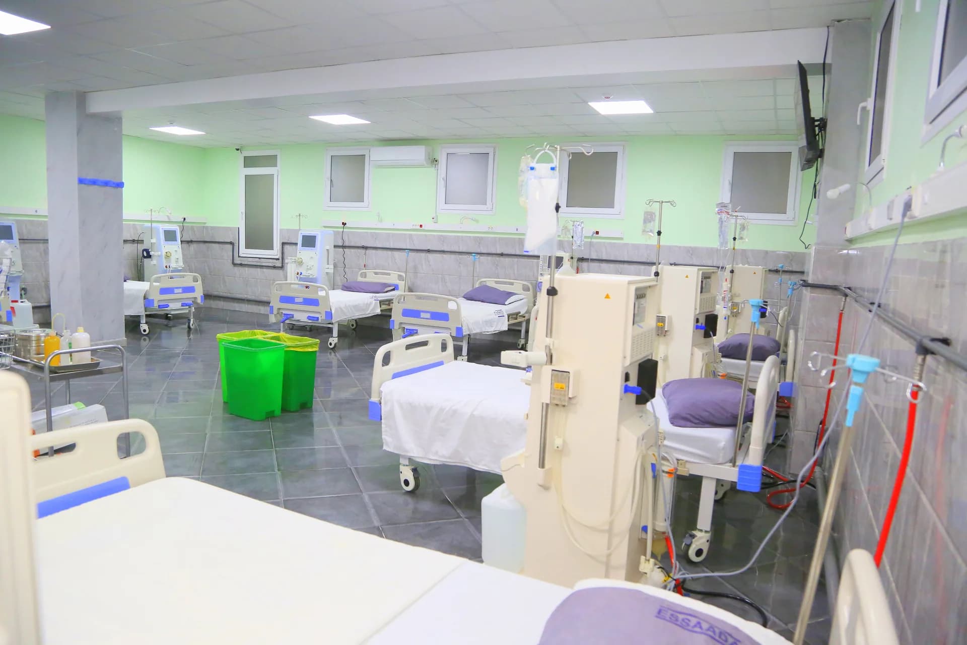Salle d'hémodialyse de la Clinique ESSAADA, postes alignés équipés de générateurs et lits inclinables